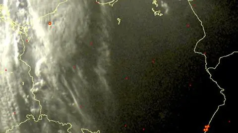 Wyładowania atmosferyczne oznaczono plusami (sat24.com)
