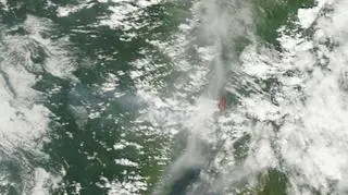 Wulkan oznaczono na czerwono