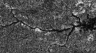 Widok dużego systemu rzecznego na Tytanie (północ po prawej stronie zdjęcia)