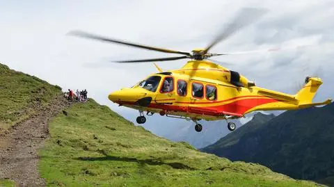 Nie chciało im się schodzić z góry. Wezwali helikopter
