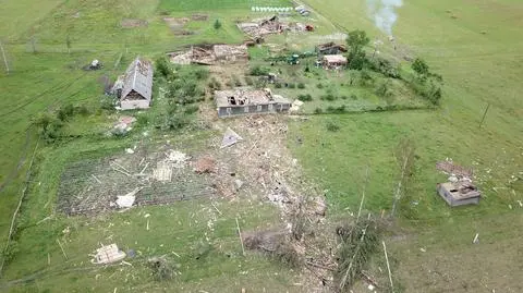 Zniszczenia po przejściu trąby powietrznej na Łotwie