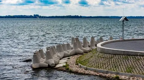 Silny wiatr na Mazurach. Na jeziorze Kisajno zatonęła żaglówka