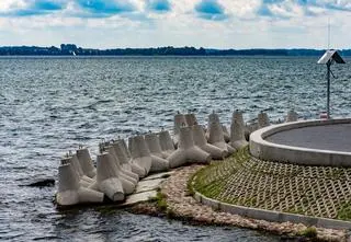 Silny wiatr na Mazurach. Na jeziorze Kisajno zatonęła żaglówka