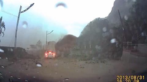 Ogromna skała niemal zmiażdżyła samochód. Zobacz film