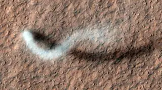 Wir pyłowy sfotografowany przez sondę Mars Reconnaissance Orbiter 