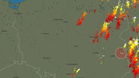 Wyładowania atmosferyczne oznaczono plusami
