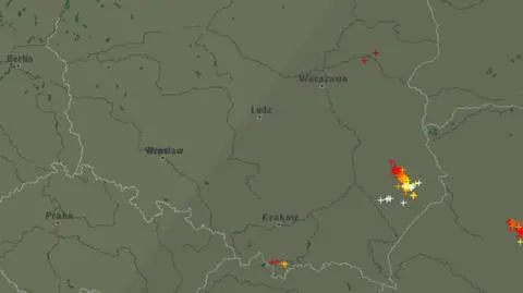 Wyładowania atmosferyczne oznaczono plusami