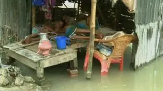 Mieszkańcy Bangladeszu uciekają przed wodą