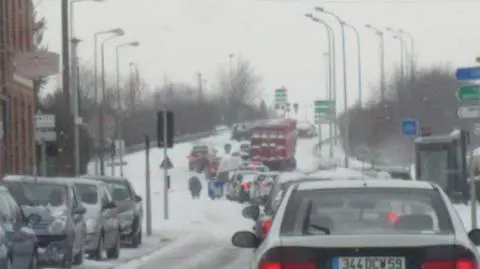 10 cm śniegu i wszyscy stoją w korkach Francja zimą okolice Lille        2013 -03-12   