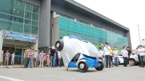 Ekstremalnie miejski samochód: ma elektryczny napęd i można go składać na parkingu