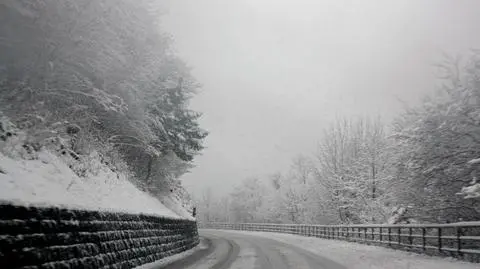 Na drogach miejscami pojawi się śnieg