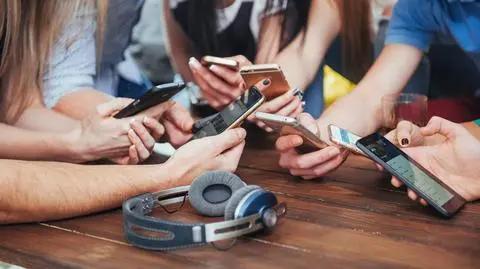 Coraz więcej osób nadużywa telefonów komórkowych