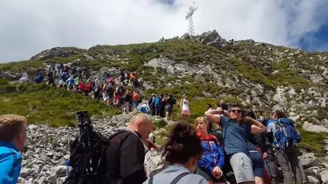 "Trzeba odczekać swoje". Zobacz kolosalną kolejkę na Giewont