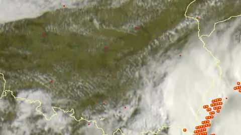 Wyładowania atmosferyczne oznaczono plusami