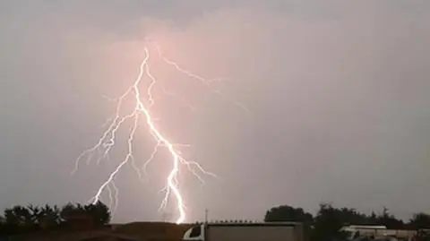 Gorące powietrze przeszywane piorunami. Sobotnie burze Waszymi oczami