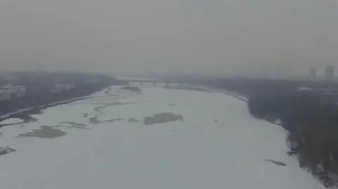 Warszawa jak arktyczna kraina. Zobacz Wisłę skutą lodem z lotu ptaka