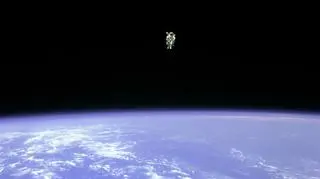 02.12.1984, astronauta Bruce McCandless w przestrzeni kosmicznej