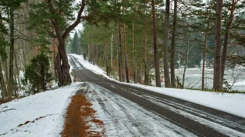 Większość krajowych dróg będzie śliskich