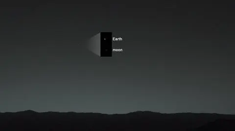 Ziemia i Księżyc na sfotografowane przez łazik Curiosity z powierzchni Marsa