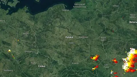 Wyładowania atmosferyczne oznaczono plusami