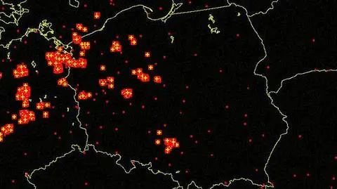 Wyładowania (oznaczone plusami) nad terytorium Polski o godz. 21.00