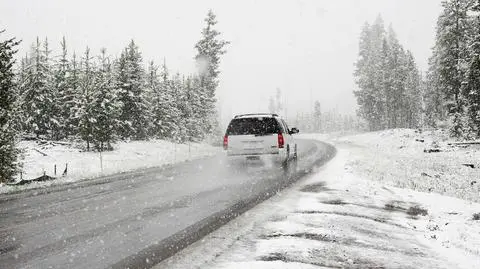 Bezpieczna jazda zimą. Zdjąć nogę z gazu i nie panikować
