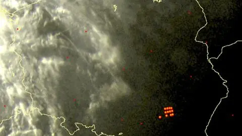Wyładowania atmosferyczne oznaczono plusami