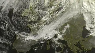 Układ chmur nad Polską i Europą