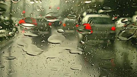 W całym kraju będzie padać. Kierowcy muszą uważać na mokre nawierzchnie