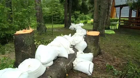 "Białka po prostu zalewa te domki, nanosi muł". Podtopiony kemping w Małopolsce