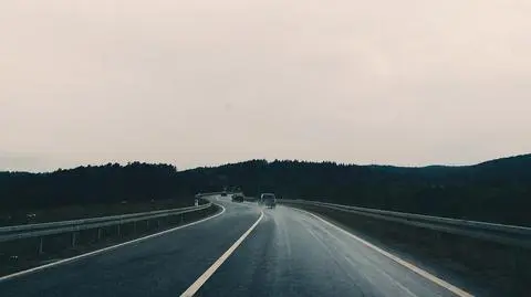 Trudne warunki drogowe w połowie kraju 