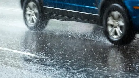 Na polskie drogi spadnie porcja deszczu, deszczu ze śniegiem i śniegu