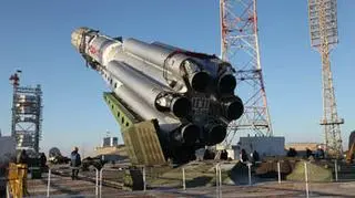 Rakieta Proton-M, która wyniosła stelitę, przed wystrzeleniem na orbitę