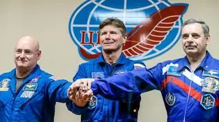 Na zdjęciu od lewej - Scott Kelly, Giennadij Padałka, Michaił Kornijenko