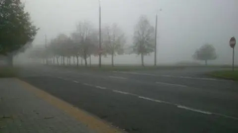 Mgły ograniczają widzialność na zachodzie, północy i w centrum kraju