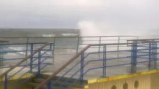Fale rozbijały się o brzeg