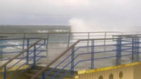 "Sztorm w Kołobrzegu". Niże wzburzyły morze