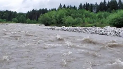 Rzeki się podnoszą. Możliwe podtopienia