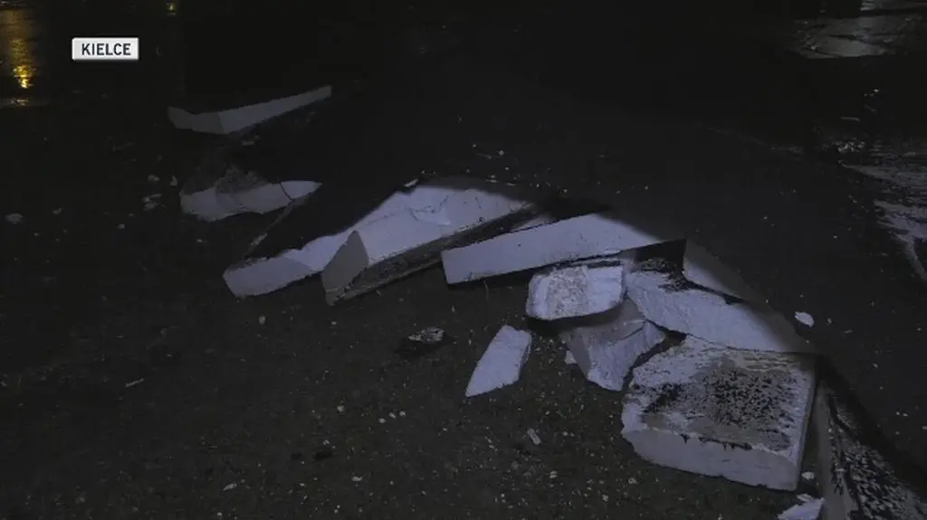 Dach spadł na samochody