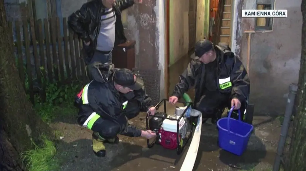 Deszczówka podtopiła Kamienną Górę (TVN24)