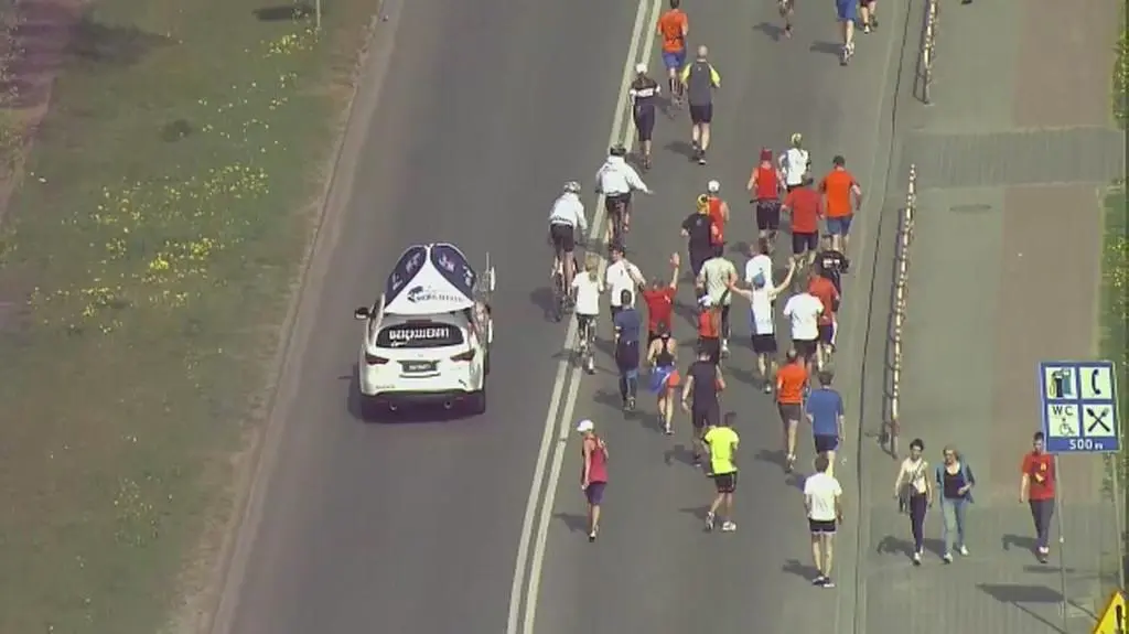 Helikopter TVN24 śledził biegaczy krok w krok