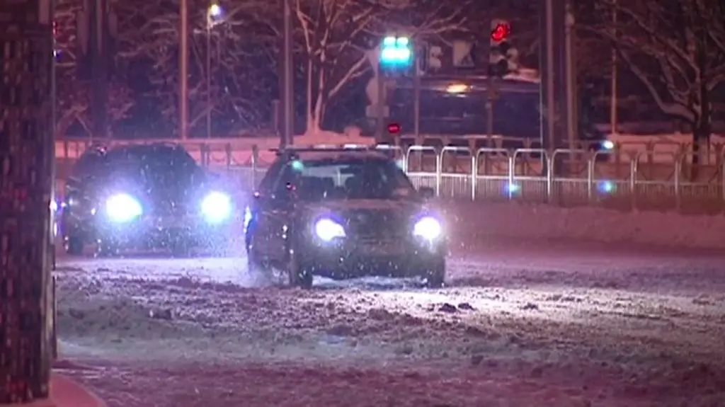Intensywne opady śniegu w Szczecinie w nocy z piątku na sobotę (TVN24)