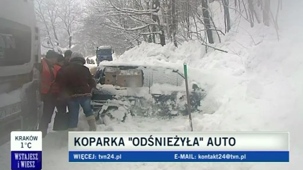 Koparka uszkodziła zasypany samochód (TVN24)