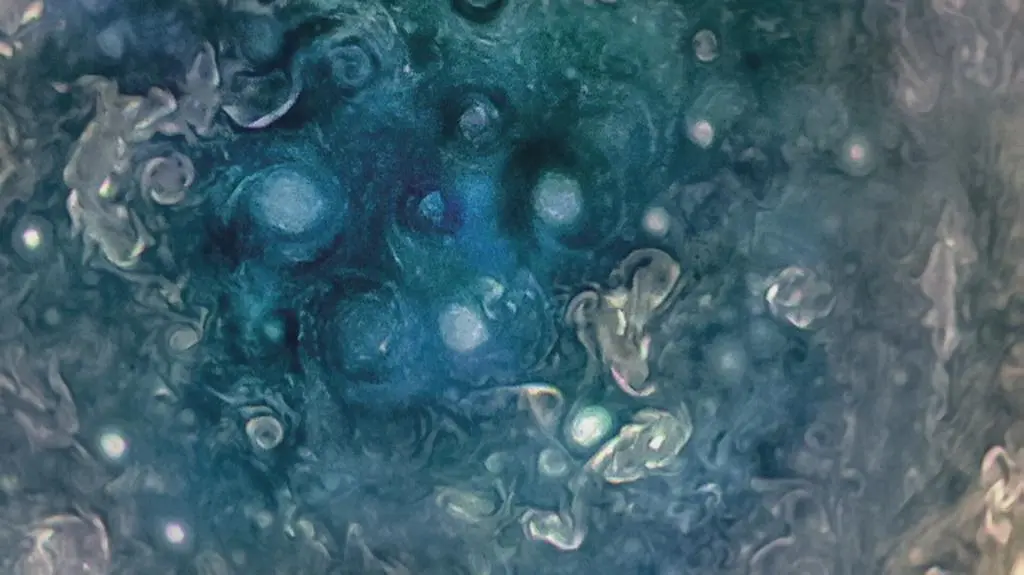 Najnowsze zdjęcia Jowisza przesłane przez Juno