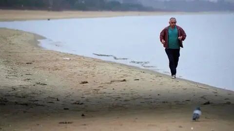 Pochmurny poranek na gdańskiej plaży (PAP)