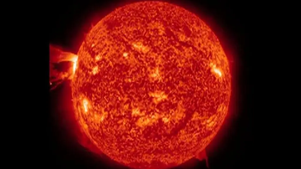 Rozbłysk towarzyszący erupcji na Słońcu (NASA)