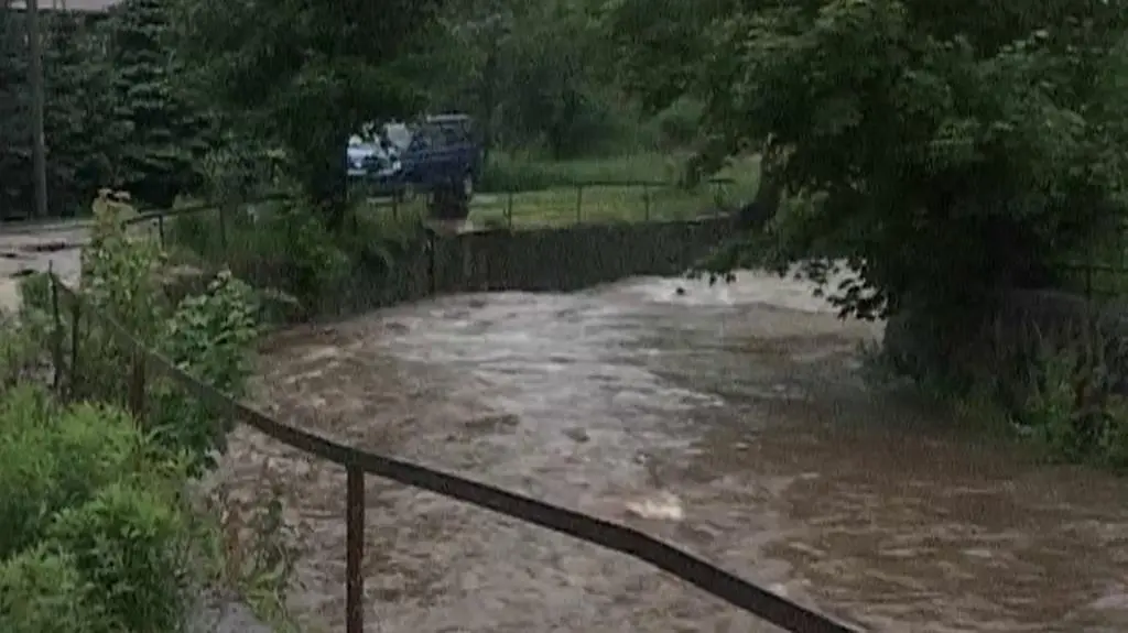 Rzeka Miedzianka w Bogatyni mocno wezbrała (TVN24)