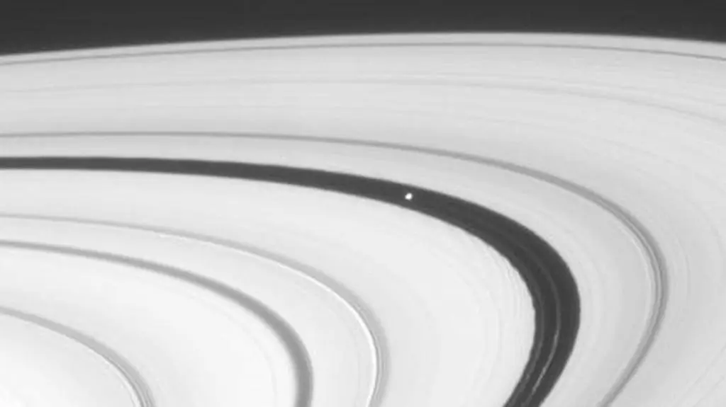 Saturn jak na dłoni