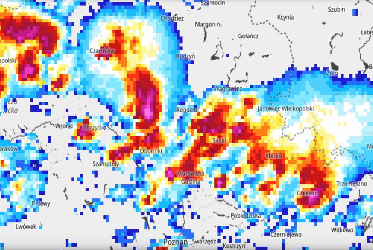 Powiększone zdjęcie radarowe z poniedziałku nad częścią Wielkopolski, w tym nad Gnieznem
