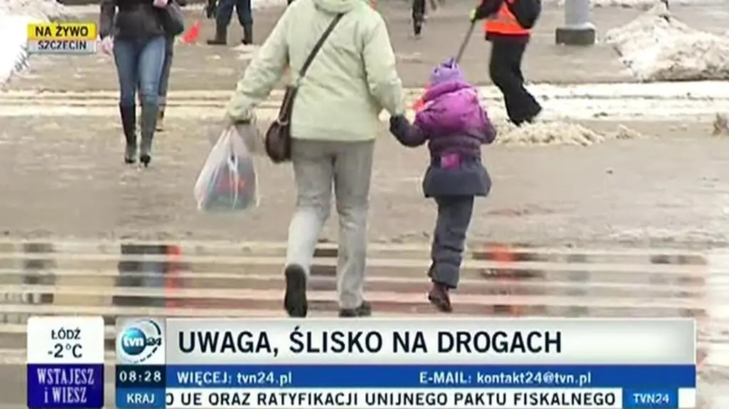 W Szczecinie na ulicach zalega błoto pośniegowe (TVN24)